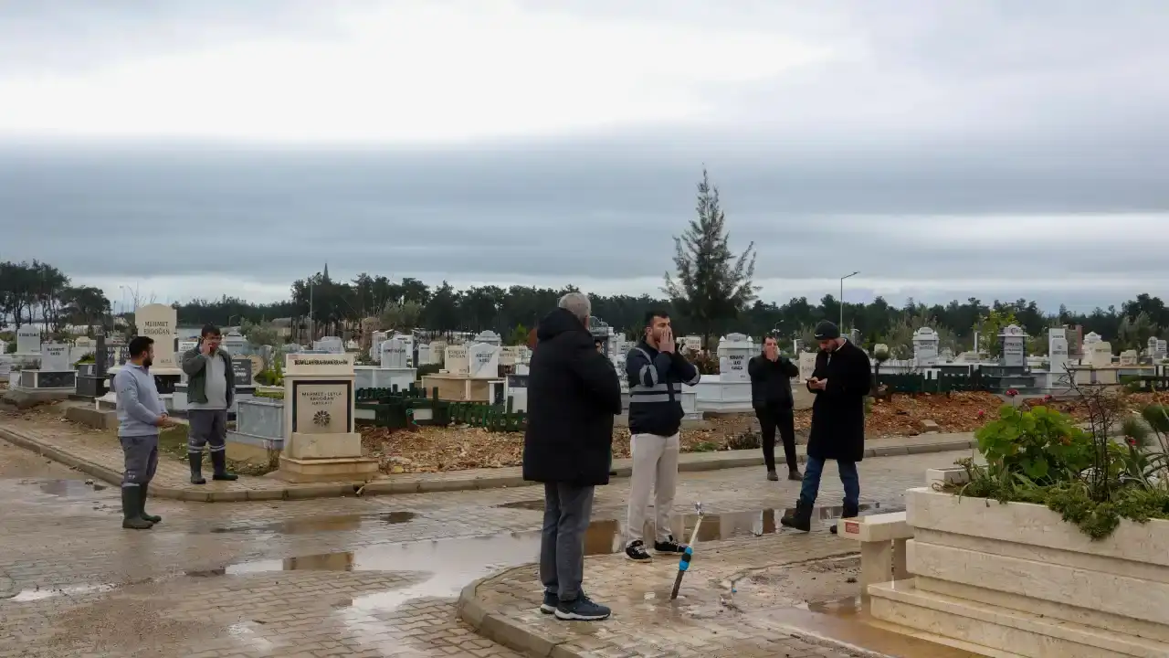 antalyada-deprem-sehitleri-mezarlari-basinda-anildi