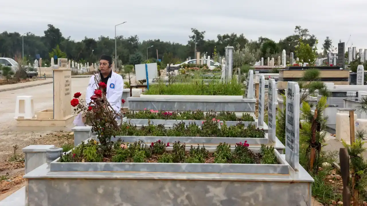 antalyada-deprem-sehitleri-mezarlari-basinda-anildi