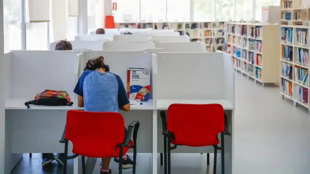 antalyada-ogrencilere-kotu-haber-dogan-hizla-kutuphanesi-kapatildi