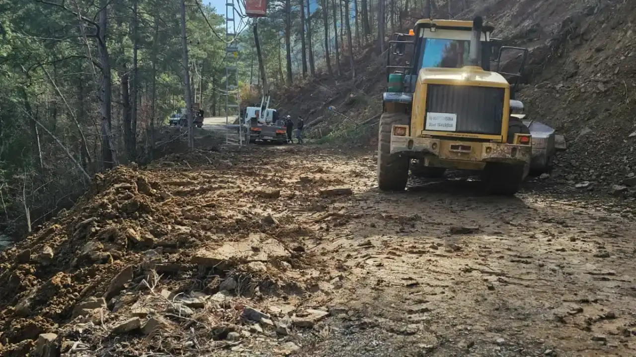 antalyanin-heyelandan-kapanan-yollari-ulasima-acildi