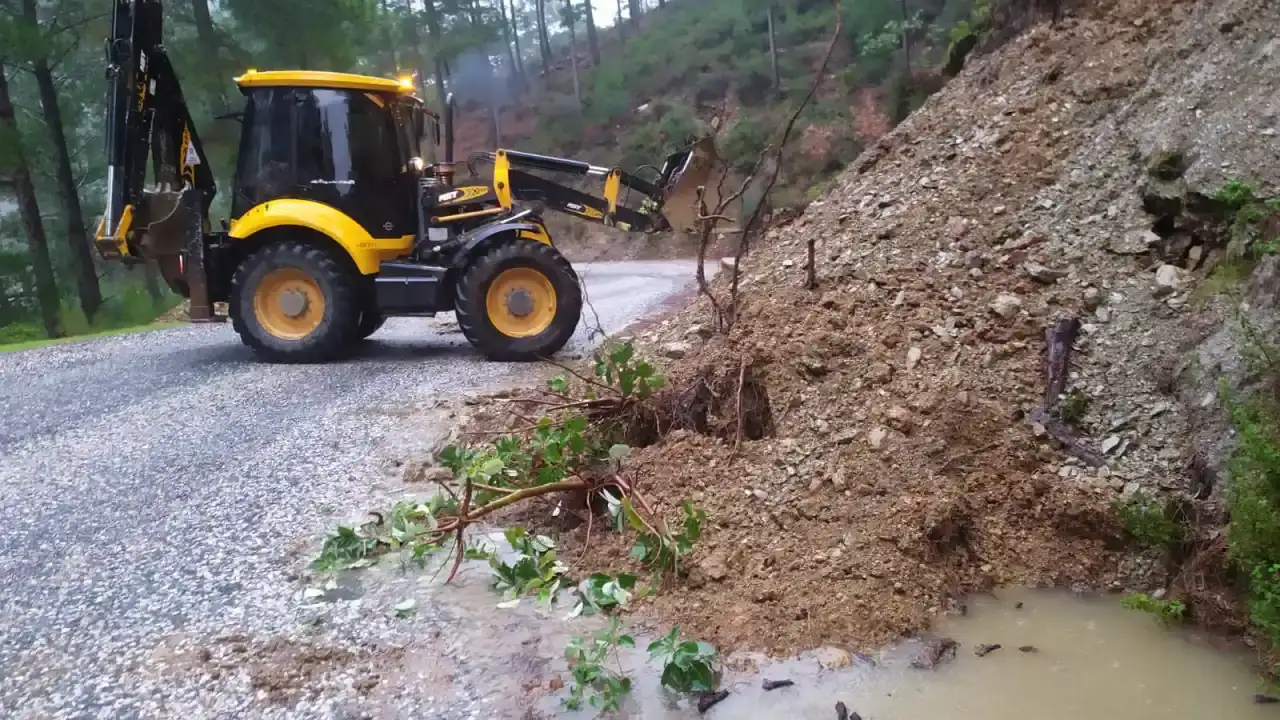 antalyanin-heyelandan-kapanan-yollari-ulasima-acildi