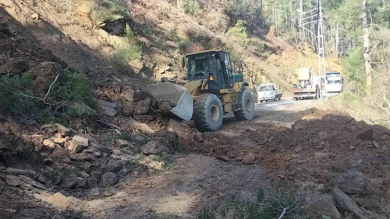 antalyanin-heyelandan-kapanan-yollari-ulasima-acildi