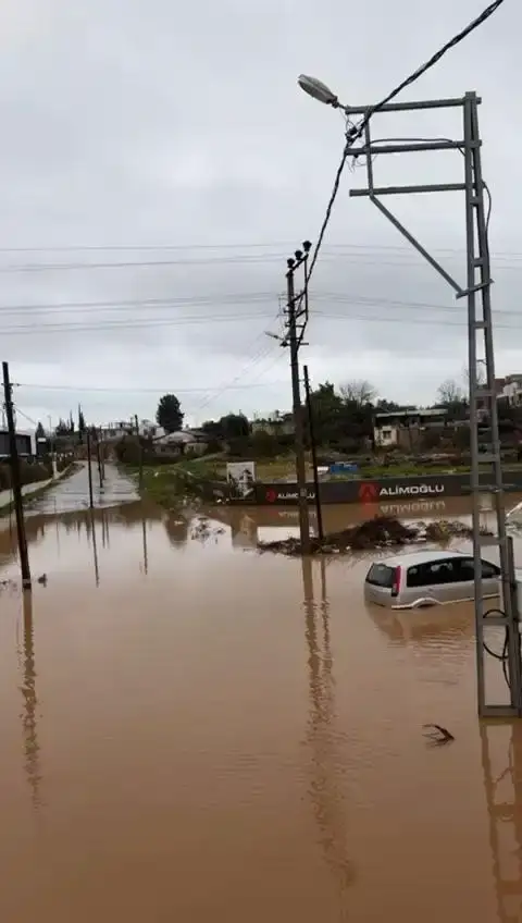 antalyayi-kuvvetli-saganak-yagis-vurdu-cadde-ve-sokaklar-gole-dondu