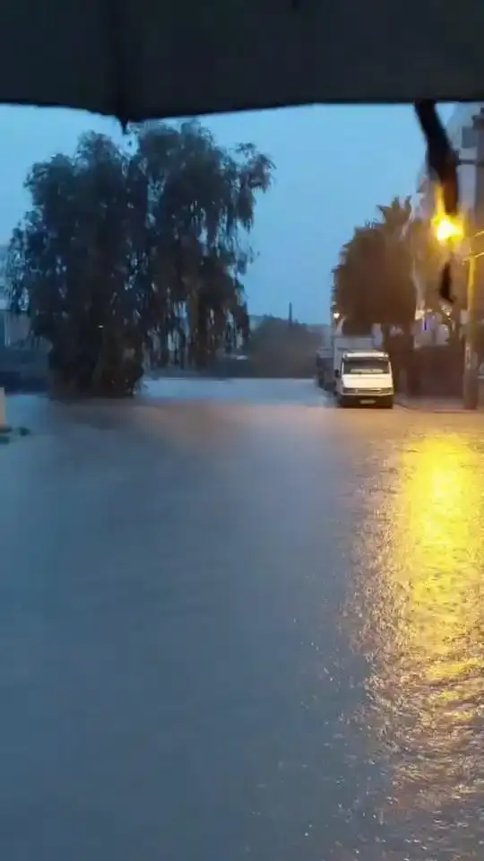 antalyayi-kuvvetli-saganak-yagis-vurdu-cadde-ve-sokaklar-gole-dondu