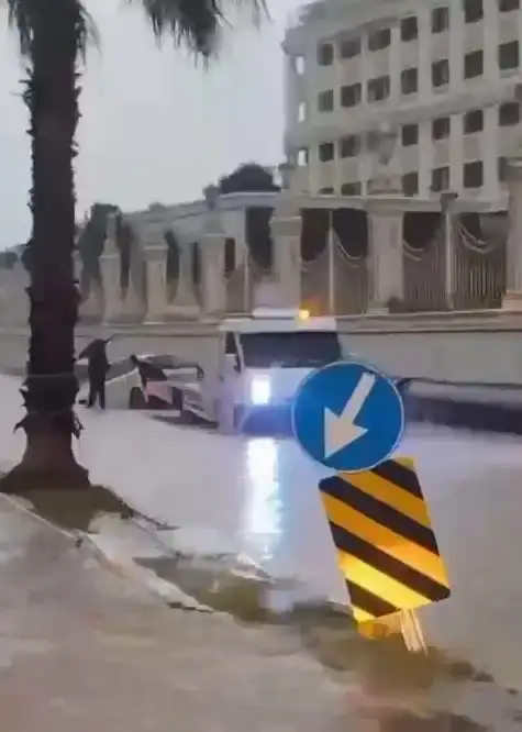 antalyayi-kuvvetli-saganak-yagis-vurdu-cadde-ve-sokaklar-gole-dondu