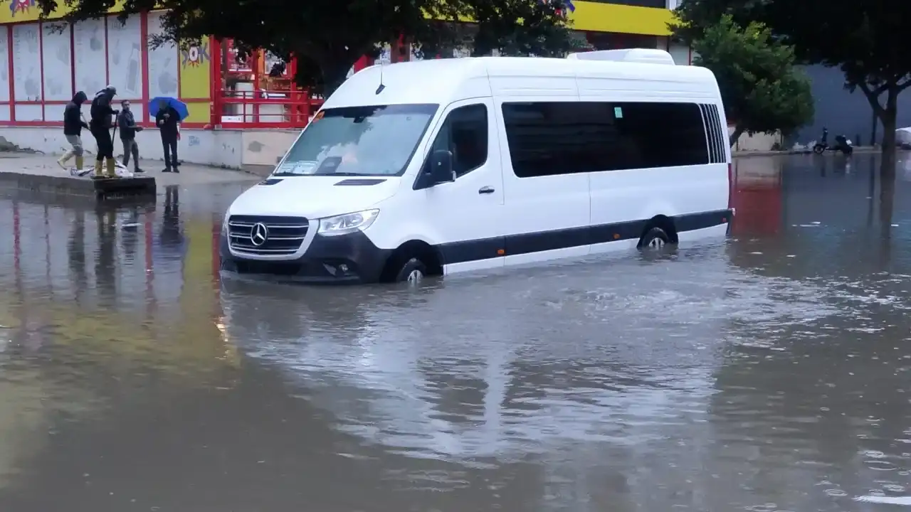 antalyayi-sari-alarmli-saganak-vurdu