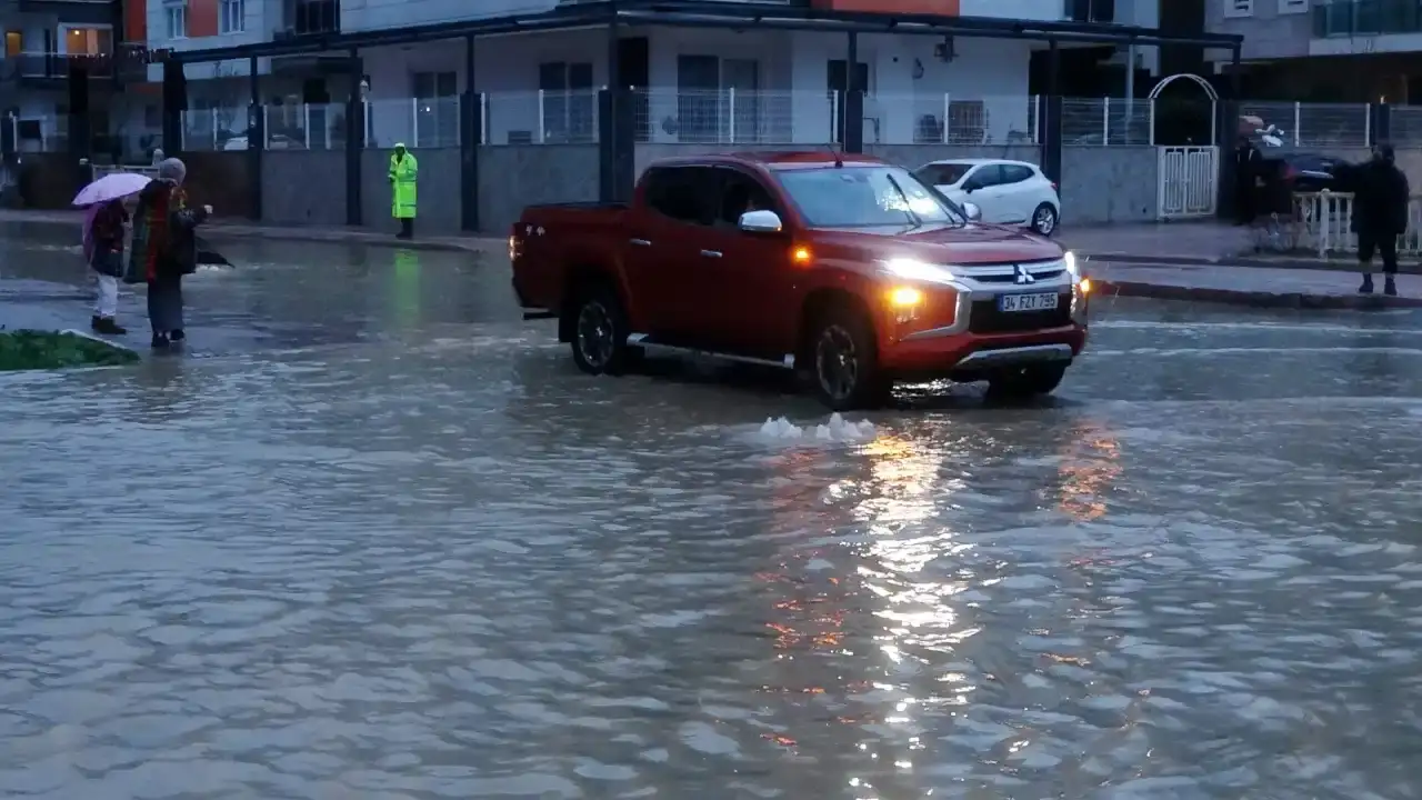 antalyayi-sari-alarmli-saganak-vurdu