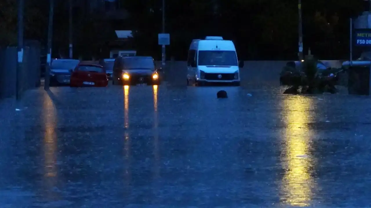 antalyayi-sari-alarmli-saganak-vurdu