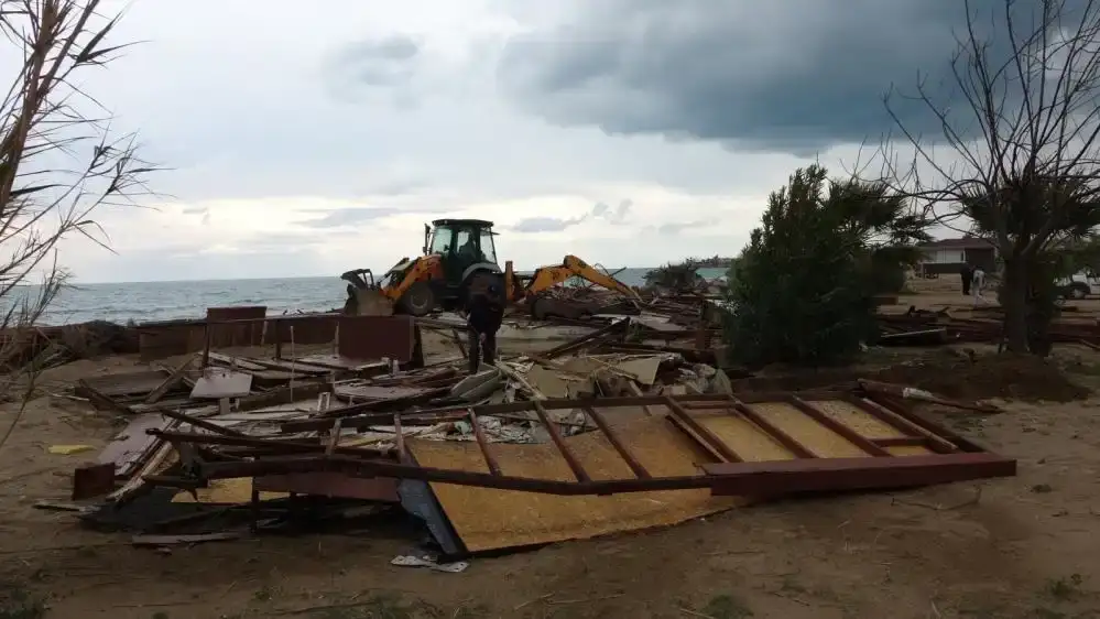 kultur-ve-turizm-bakanligi-istedi-side-buyuk-plajda-yikim-basladi