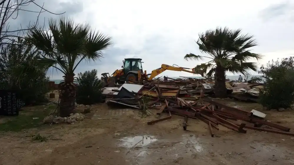 kultur-ve-turizm-bakanligi-istedi-side-buyuk-plajda-yikim-basladi