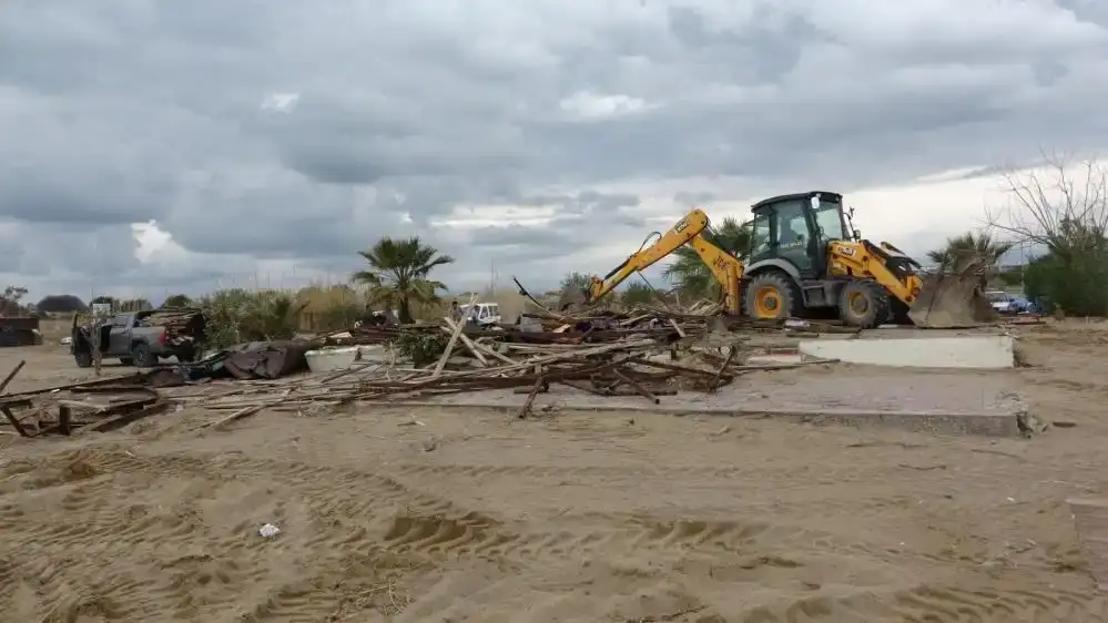 kultur-ve-turizm-bakanligi-istedi-side-buyuk-plajda-yikim-basladi