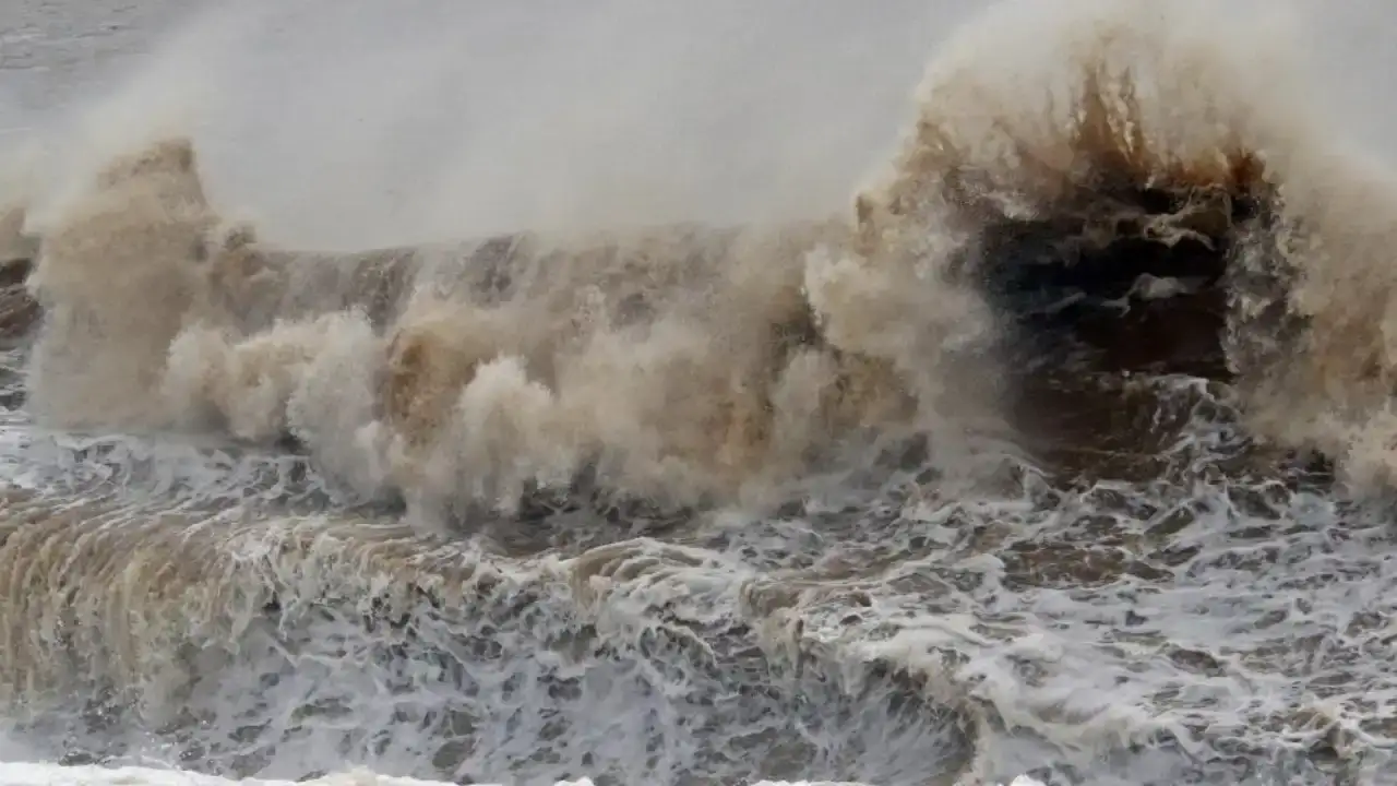 kuvvetli-yagis-sonrasi-dev-dalgalar-konyaalti-sahilini-beyaza-burudu