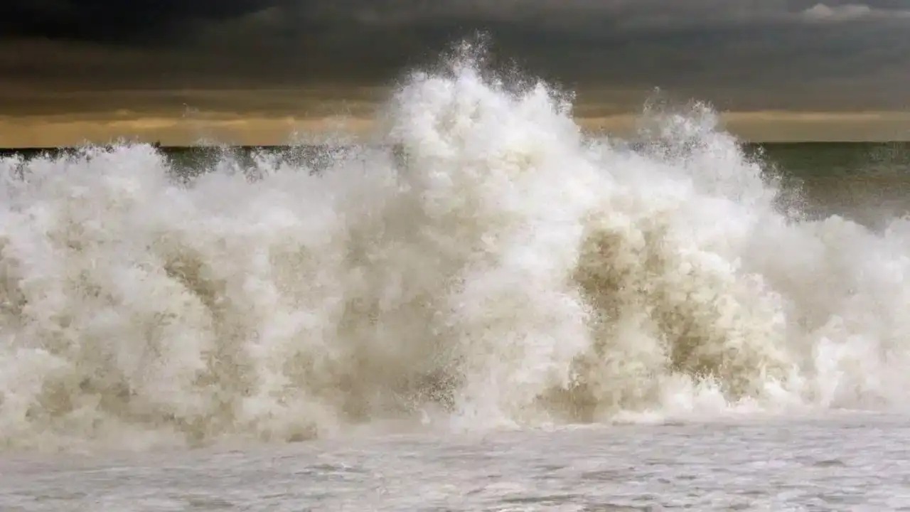 kuvvetli-yagis-sonrasi-dev-dalgalar-konyaalti-sahilini-beyaza-burudu