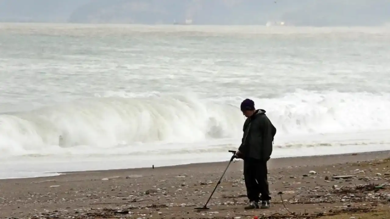 kuvvetli-yagis-sonrasi-dev-dalgalar-konyaalti-sahilini-beyaza-burudu