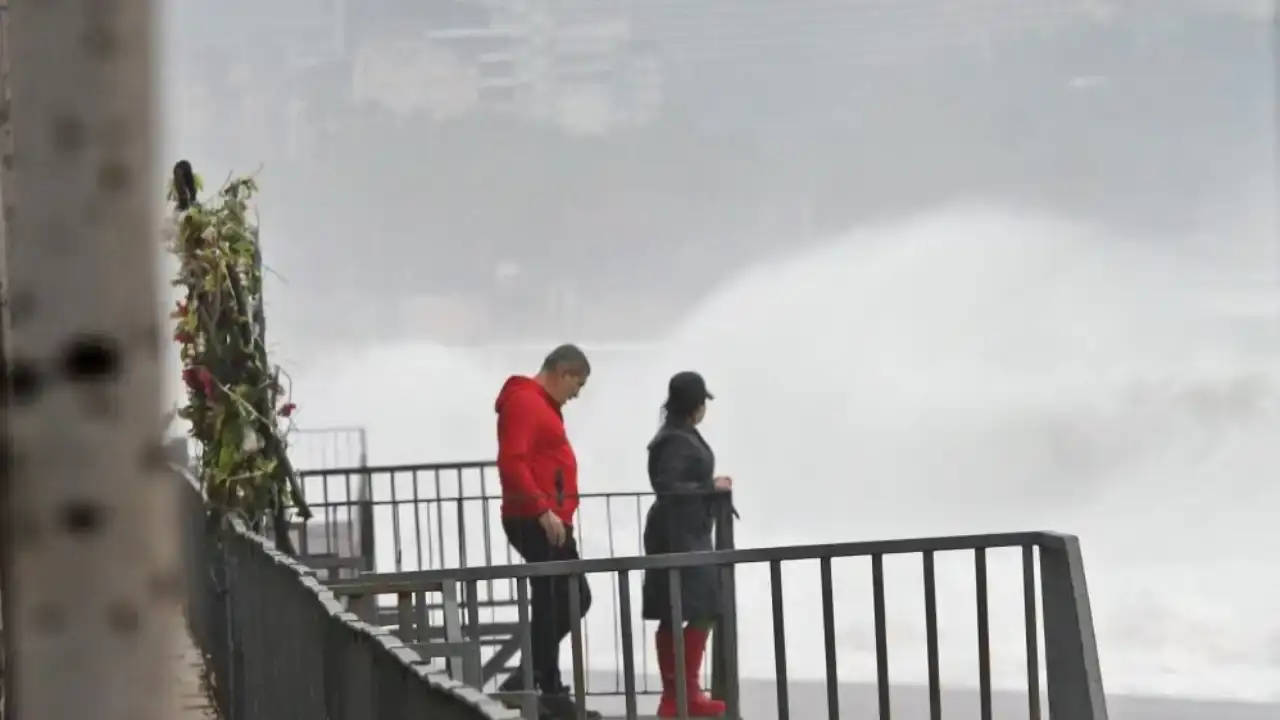 kuvvetli-yagis-sonrasi-dev-dalgalar-konyaalti-sahilini-beyaza-burudu