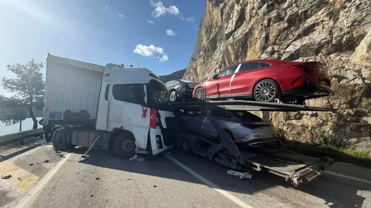 antalya-isparta-yolunda-feci-kaza-tirlar-kafa-kafaya-carpisti