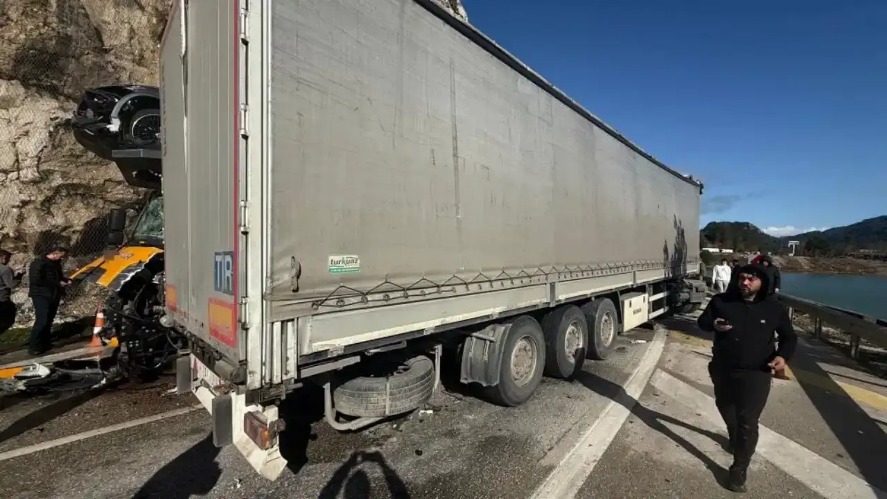 antalya-isparta-yolunda-feci-kaza-tirlar-kafa-kafaya-carpisti