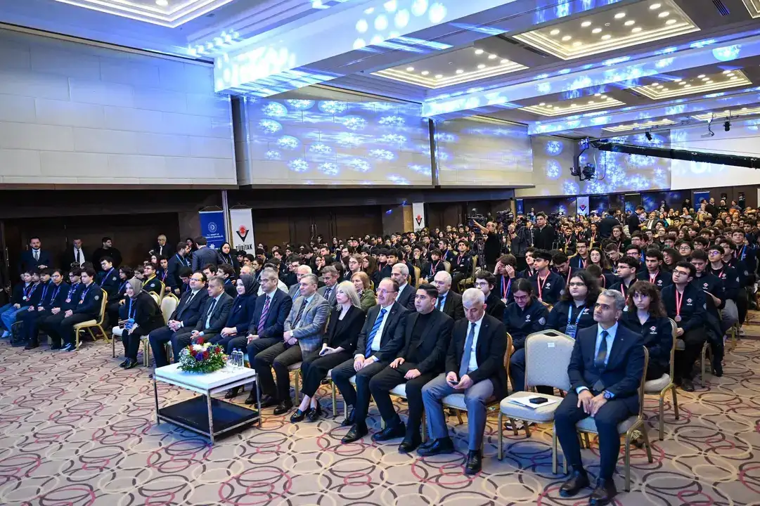 bilimin-yildizlari-antalyada-odullendirildi-vali-sahinden-genclere-nasihat