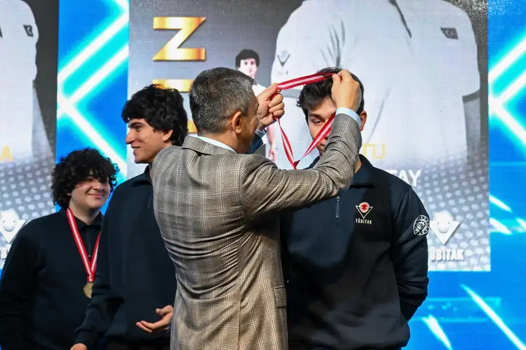 bilimin-yildizlari-antalyada-odullendirildi-vali-sahinden-genclere-nasihat