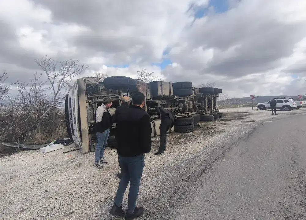 burdur-isparta-dag-yolunda-tir-devrildi