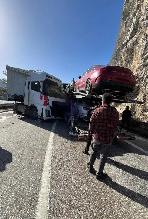 burdur-isparta-yolunda-iki-tir-carpisti