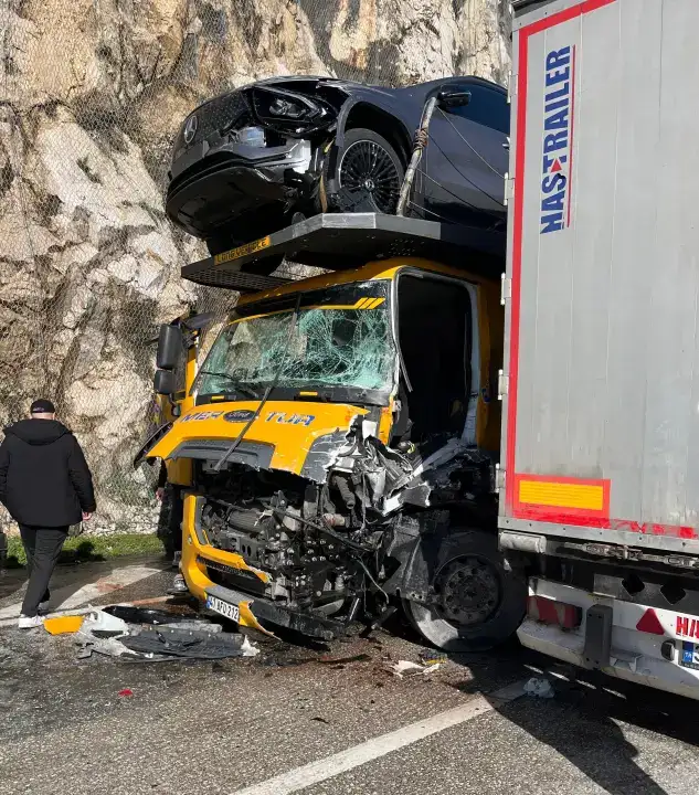 burdur-isparta-yolunda-iki-tir-carpisti