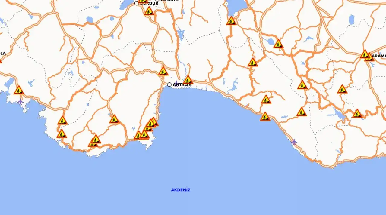 kumluca-kemer-yolunda-heyelan-trafik-kontrollu-saglaniyor