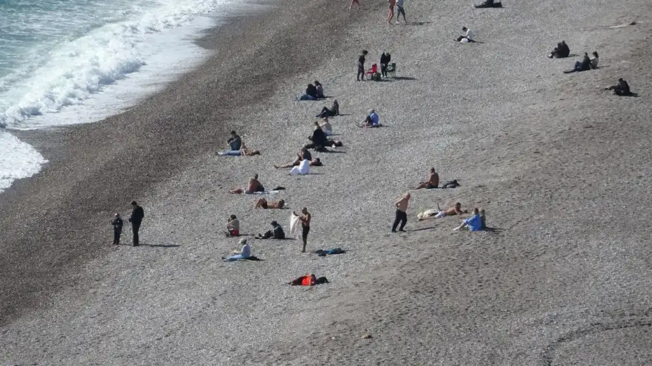 sari-kod-uyarisi-sonrasi-antalyada-gunes-acti-vatandaslar-konyaalti-sahiline-akin-etti