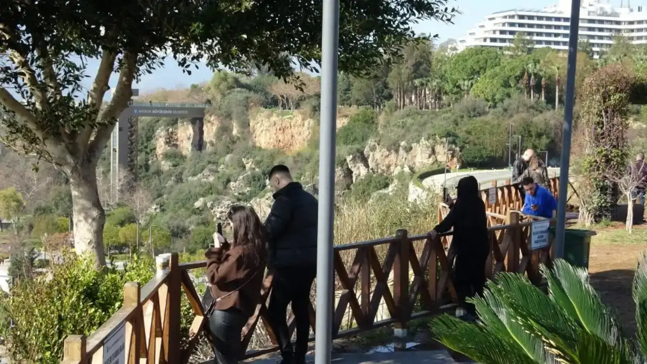 sari-kod-uyarisi-sonrasi-antalyada-gunes-acti-vatandaslar-konyaalti-sahiline-akin-etti