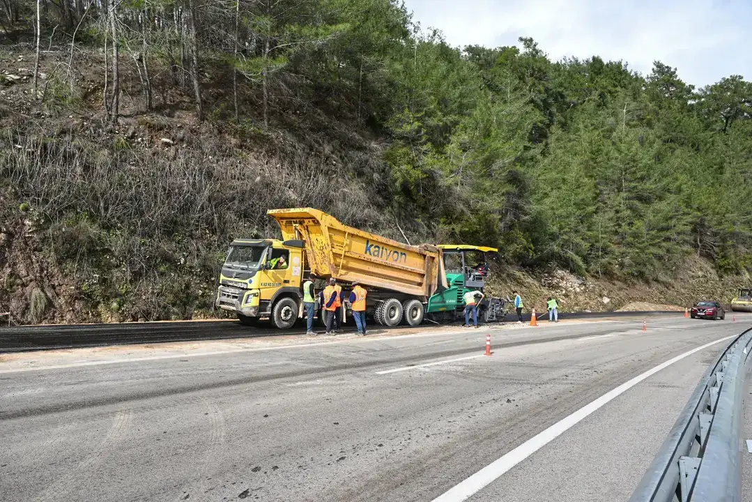 antalyada-kumlucakemer-yolunda-devasa-gocuk-10-metrelik-cukur-ulasimi-tek-seride-dusurdu