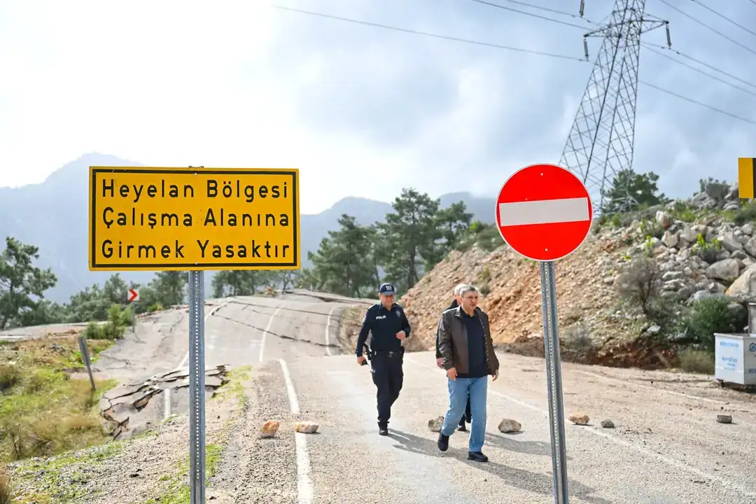 antalyada-kumlucakemer-yolunda-devasa-gocuk-10-metrelik-cukur-ulasimi-tek-seride-dusurdu