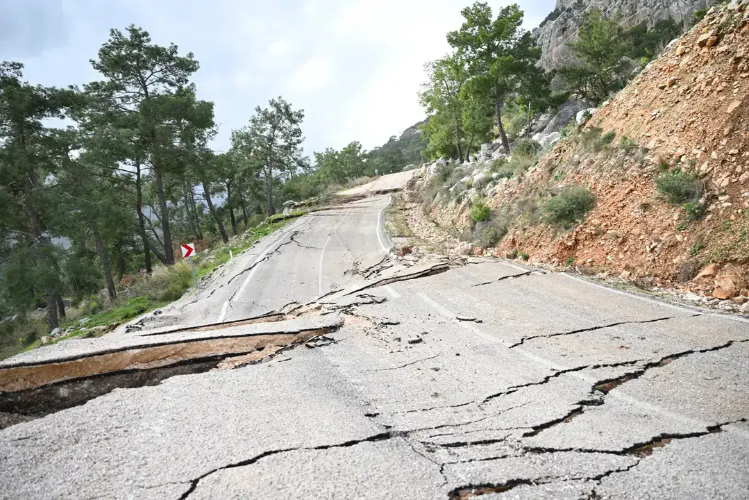 antalyada-kumlucakemer-yolunda-devasa-gocuk-10-metrelik-cukur-ulasimi-tek-seride-dusurdu