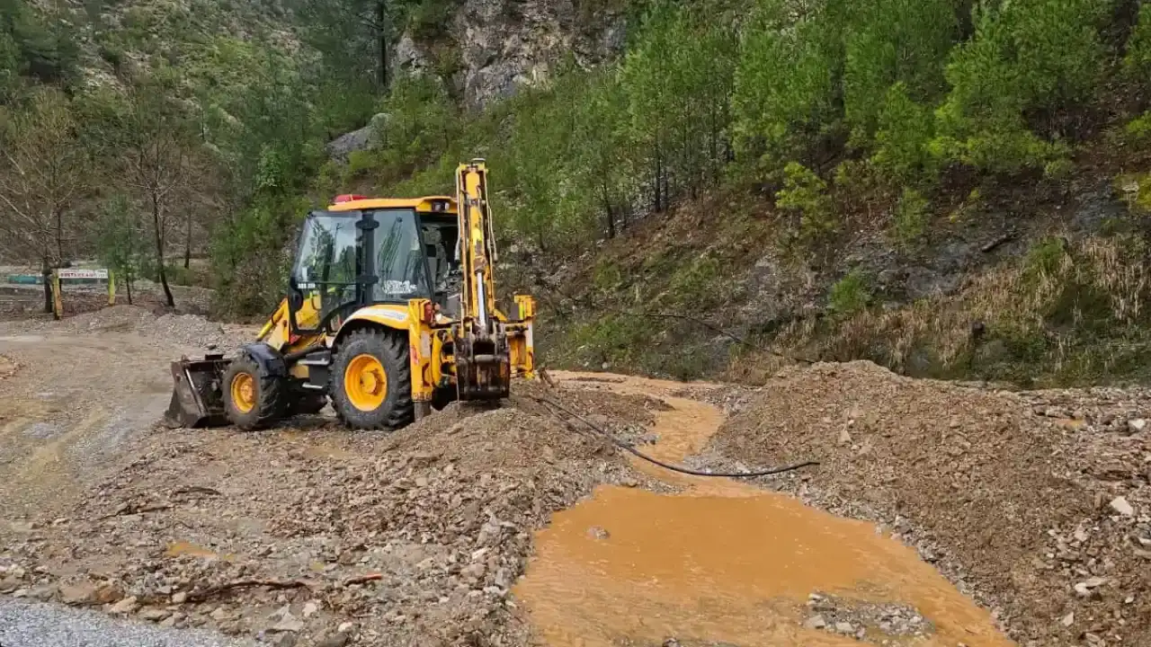 buyuksehir-ekipleri-alanyada-yollari-guvenli-hale-getirdi
