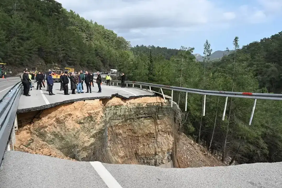 kumlucakemer-yolunda-devasa-gocuk-10-metrelik-cukur-ulasimi-tek-seride-dusurdu