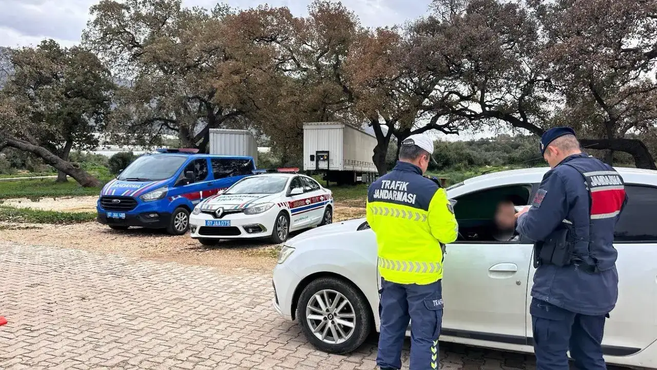 antalyada-okul-cevreleri-ve-ogrenci-servisleri-denetlendi