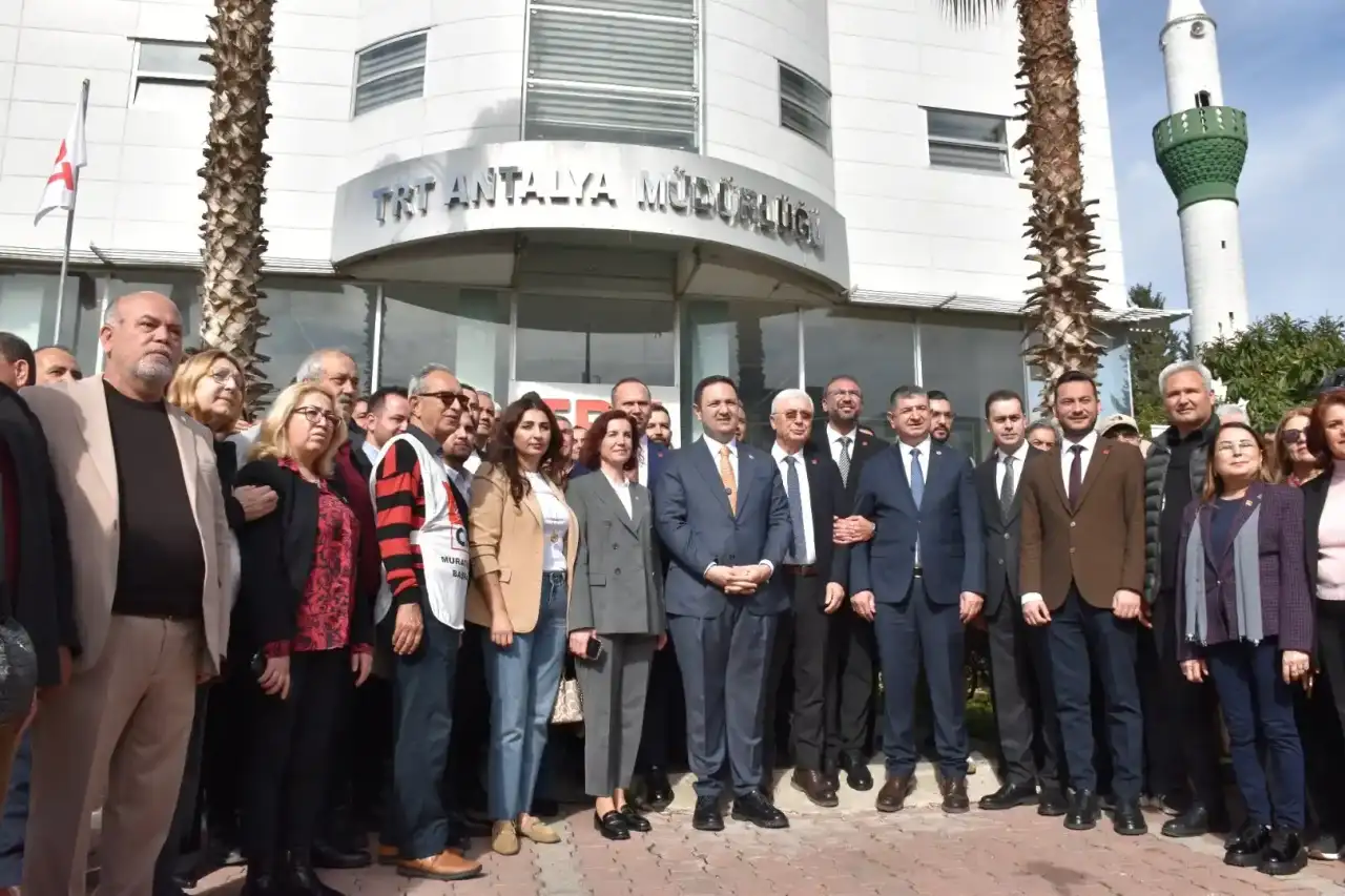 chpden-trt-onunde-protesto-trt-86-milyon-yurttasindir