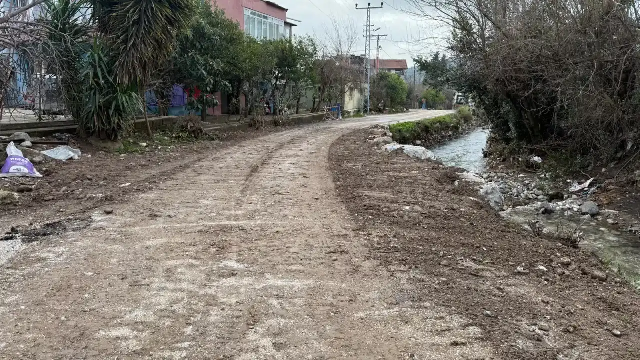 kemerde-coken-yol-hizla-trafige-acildi