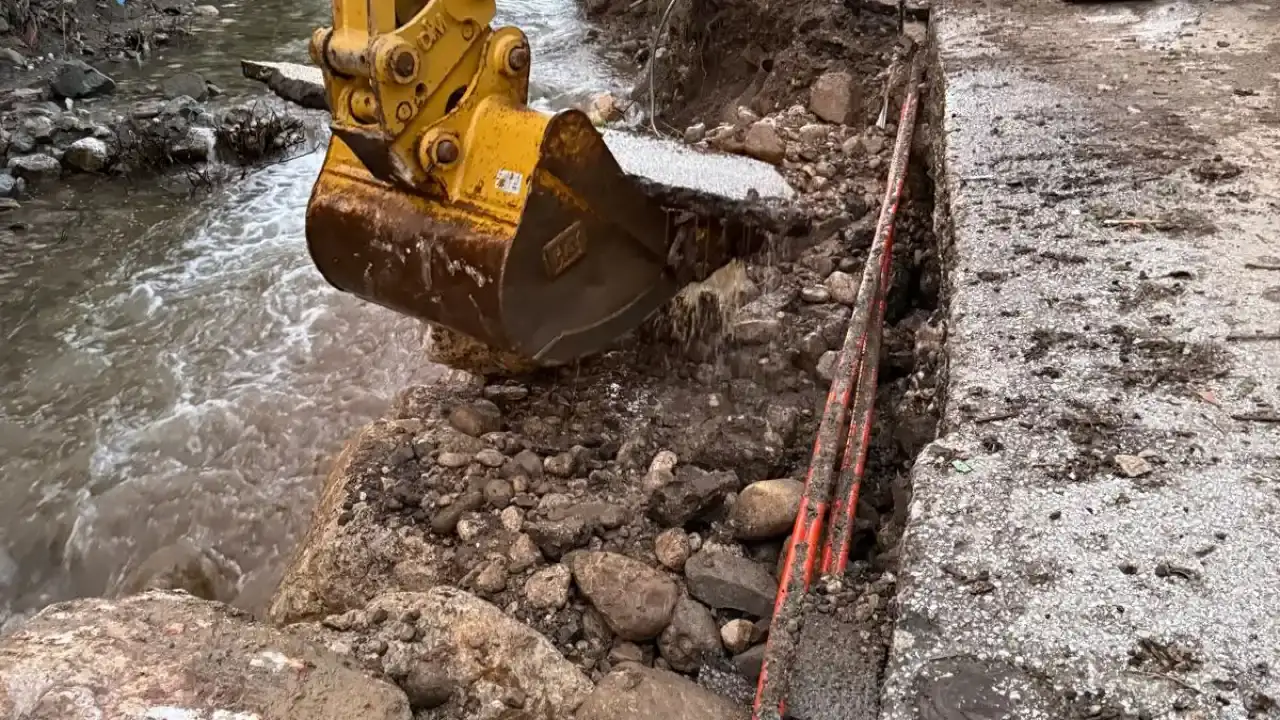 kemerde-coken-yol-hizla-trafige-acildi