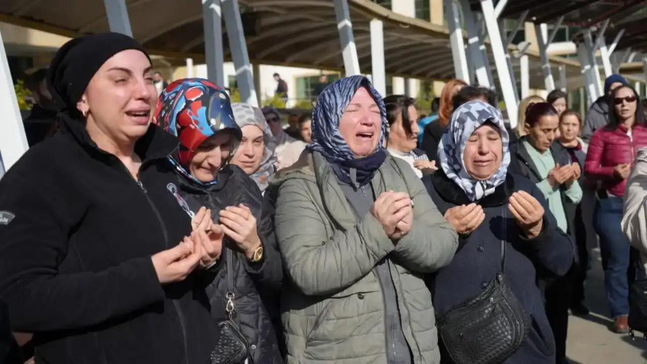 antalya-adliyesinde-aci-toren-guvenlik-gorevlisi-gozyaslariyla-ugurlandi