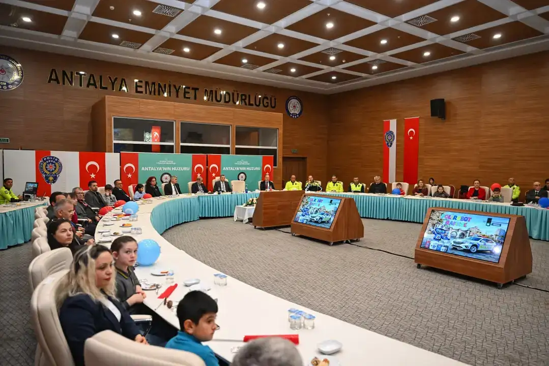 antalyanin-trafik-kahramani-polirobot-8-bin-ogrenci-kart-biriktirip-odul-kazanacak