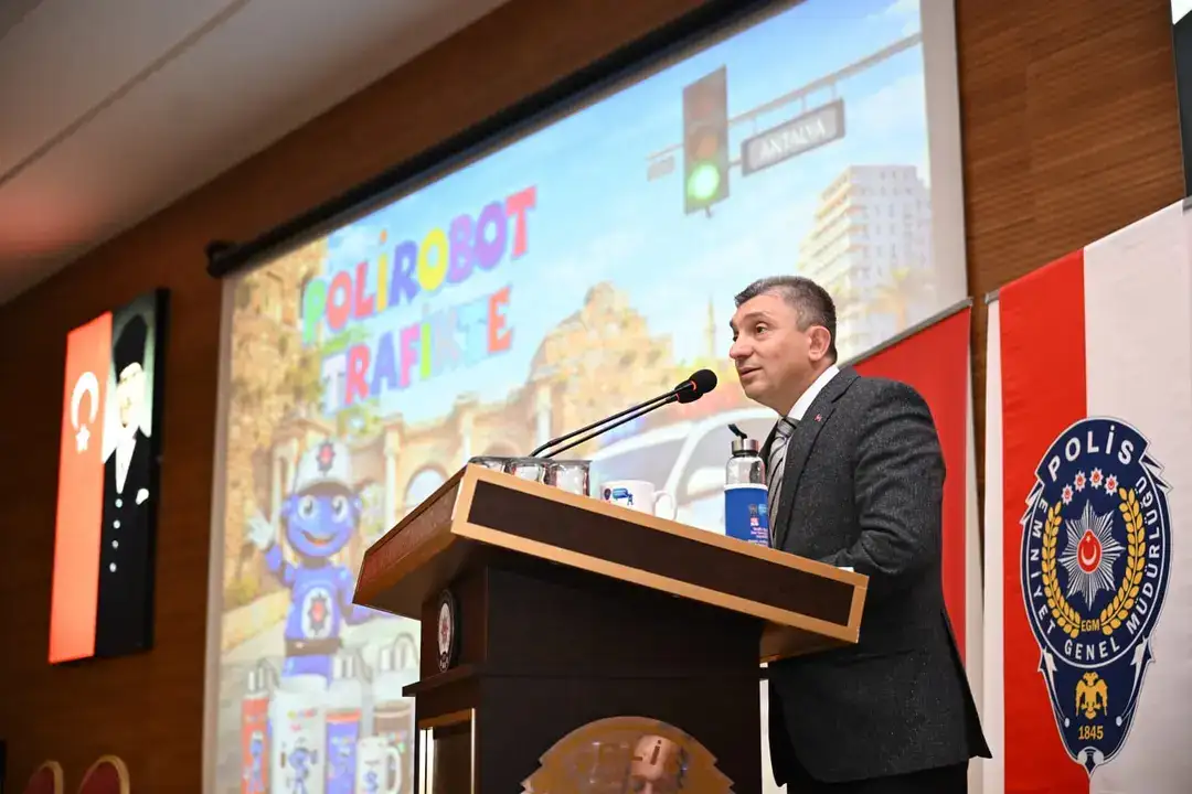 antalyanin-trafik-kahramani-polirobot-8-bin-ogrenci-kart-biriktirip-odul-kazanacak