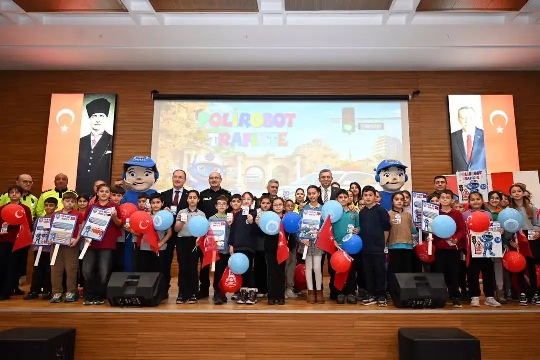 antalyanin-trafik-kahramani-polirobot-8-bin-ogrenci-kart-biriktirip-odul-kazanacak