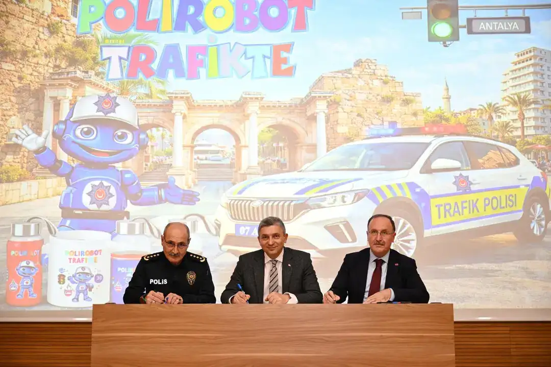 antalyanin-trafik-kahramani-polirobot-8-bin-ogrenci-kart-biriktirip-odul-kazanacak