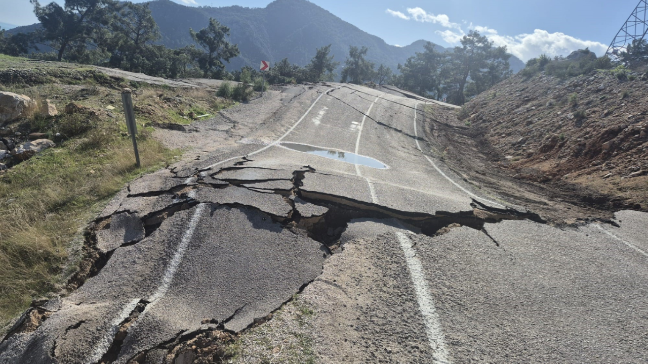 antalyada-100-metrelik-yol-coktu-yagislar-sonrasi-korkutan-manzara