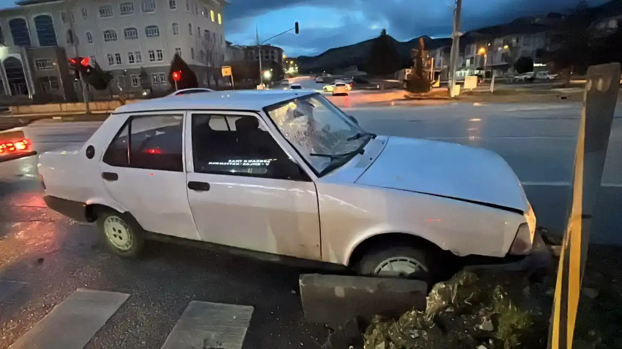 burdurda-genc-kadin-otomobilin-carpmasiyla-agir-yaralandi