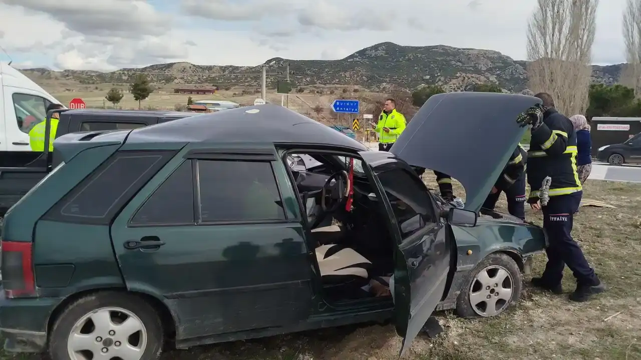 burdurda-korkutan-kaza-kamyonet-ve-otomobil-birbirine-girdi