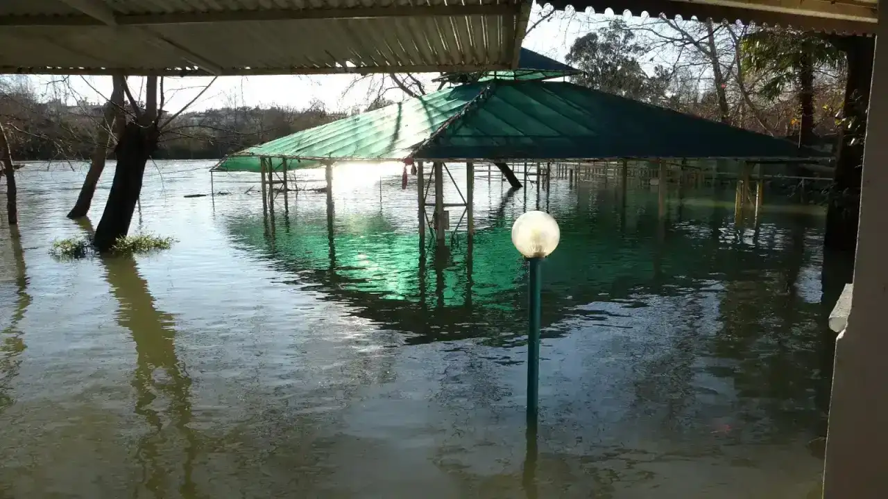 manavgatta-irmak-tasmasina-karsi-sel-mesaisi-suruyor