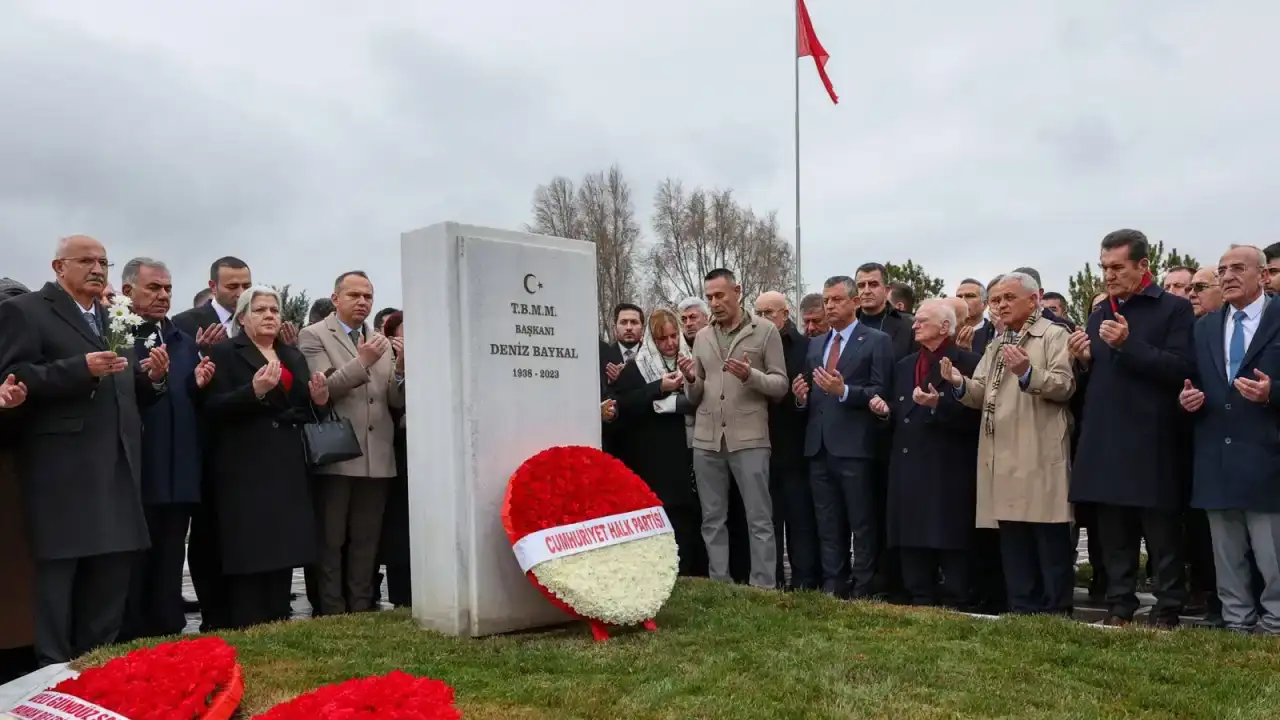 ozel-baykalin-olum-yildonumu-anmasina-katildi-erdogana-1-mart-gondermesi-yapti