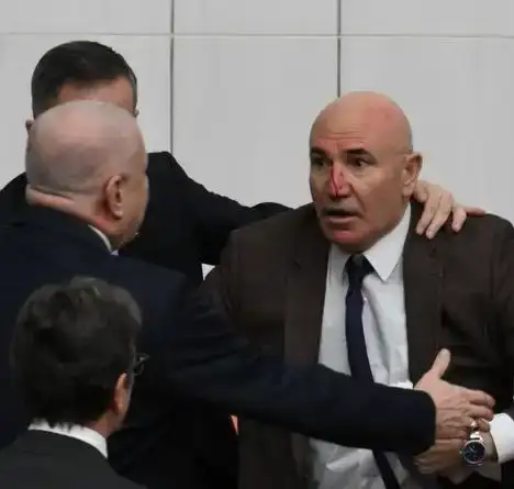 tbmmde-yumruklar-havada-ucustu-chp-ve-akp-milletvekilleri-birbirine-girdi