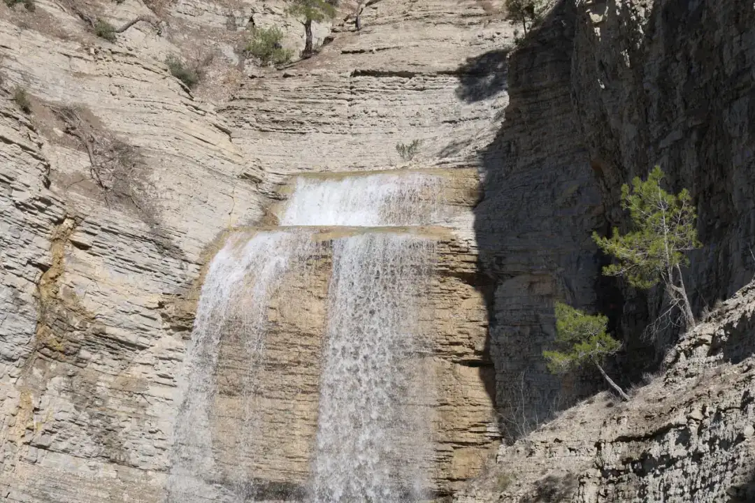 yagislarla-canlandi-sarlayan-selalesi-ilgi-odagi-oldu